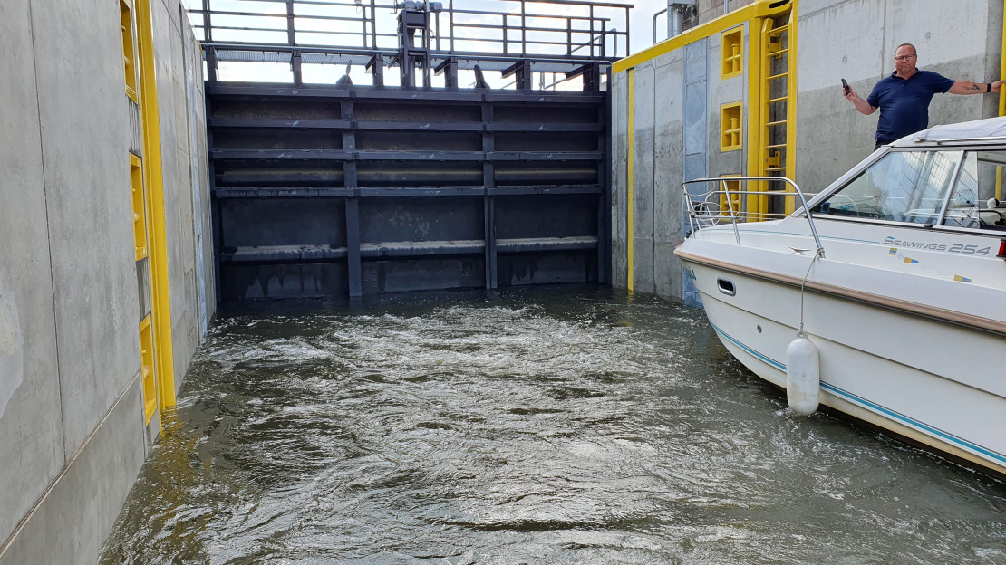 13 Ueber Schott im Ausfahrtstor Oberwasser Schleuse fluten.jpg