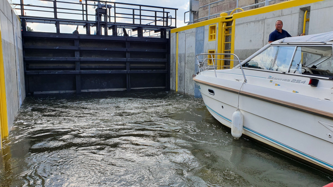 15 Ueber Schott im Ausfahrtstor Oberwasser Schleuse fluten.jpg