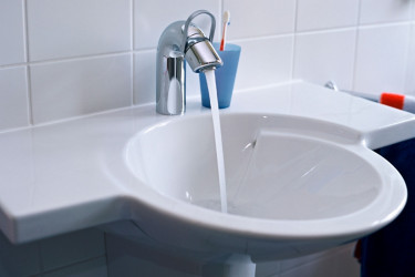 Abwasser fällt nicht nur beim Toilettenspülen an. Auch beim Waschen, Duschen oder beim Baden wird Abwasser produziert.