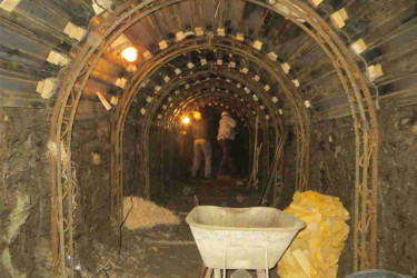 Bodenabbau in Handarbeit im Stollen 