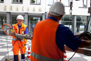 Die Kanalinspekteure bereiten die optische Untersuchung mit einer mobilen Kamera vor