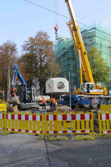 Einbau eines Fertigteilschacht mittels Autokran