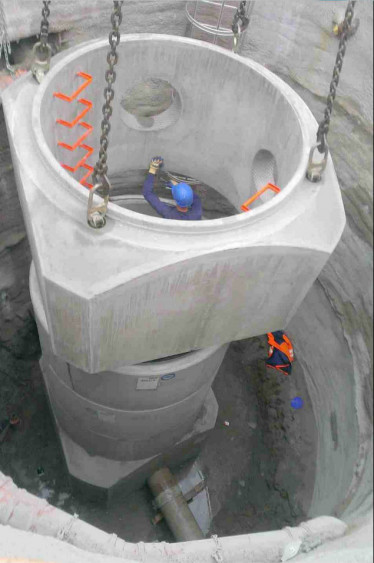 Einbau eines Fertigteilschachtes