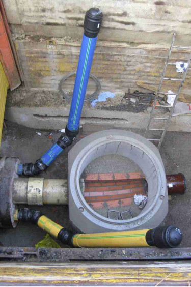 Einbau je eines Gas-, Wasser- und Kanalrohres