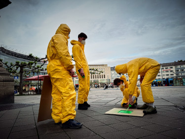 Guerillaaktion KW Banksystile Spruehaktion_01.jpg