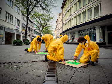 Guerillaaktion KW Banksystile Spruehaktion_02.jpg