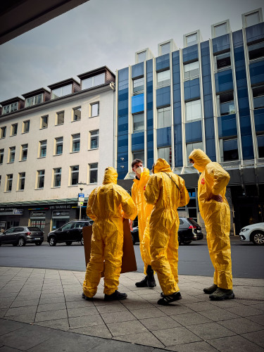 Guerillaaktion KW Konspirativer Treff.jpg