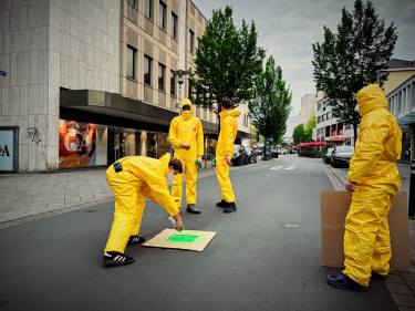 Guerillaaktion KW Schablone in Progress_on the street_01.jpg