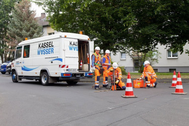 Inspektionskolonne beim Einstieg in die Abwasseranlage