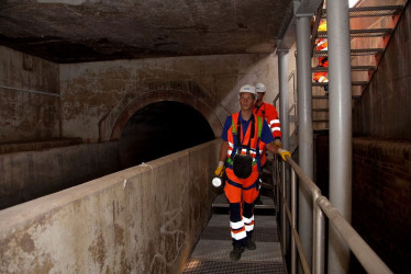 Inspektionskolonne im Abwasserbauwerk