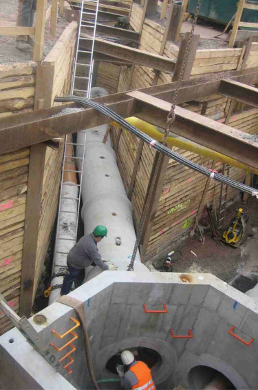 Kanalbauarbeiten in einer Baugrube mit Berliner Verbau