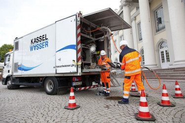 Kanalinspekteure mit Kanalinspektionsfahrzeug bei der Arbeitsvorbereitung 