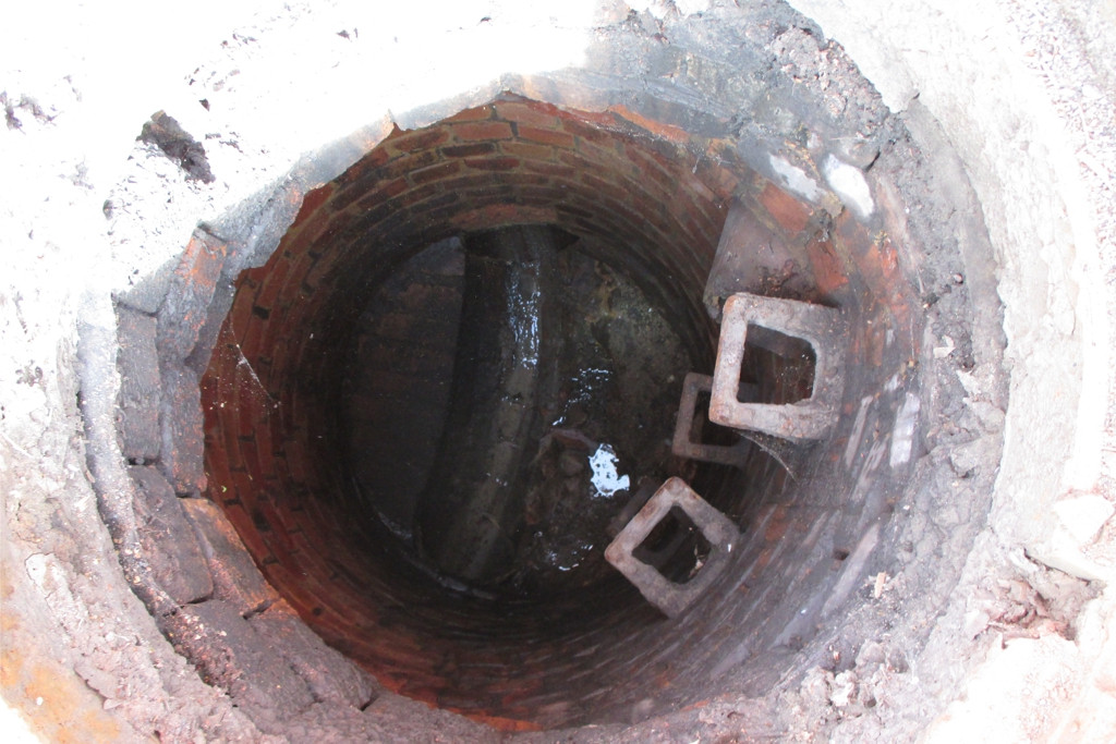 Kanalschacht mit defektem Mauerwerk