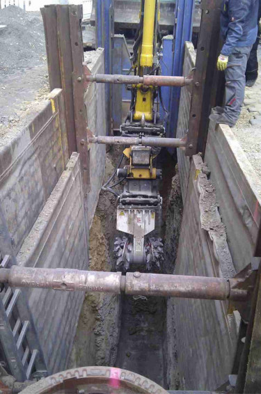 Lösen des Bodens Hilfe einer Felsfräse