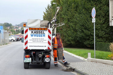 Mitarbeiter bei der Straßenablaufreinigung im Bereich von Anliegerstraßen