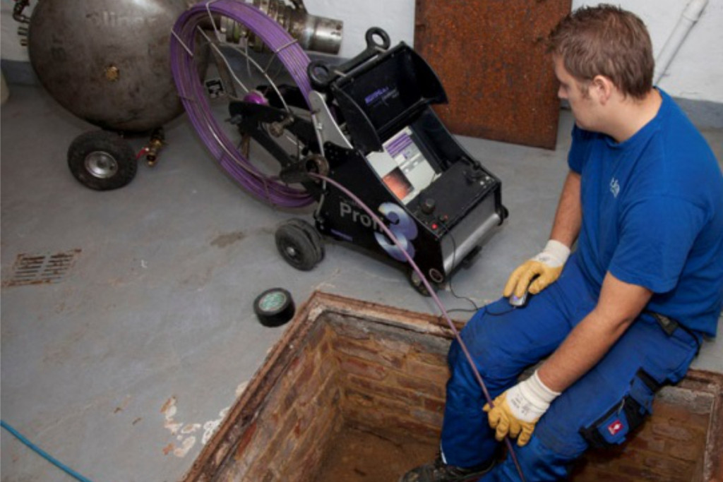 optische Inspektion von einem Revisionsschacht im Gebäude aus