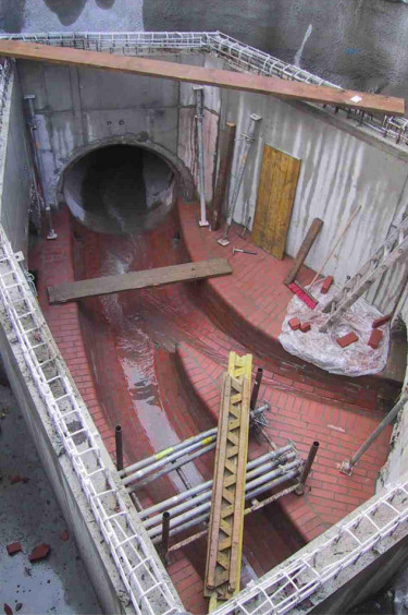 Ortbetonschachtbauwerk in einer Spritzbetonbaugrube