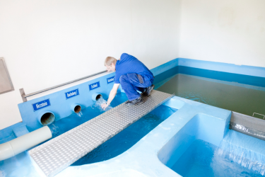 Quellgebiet Habichtswald , Elgerhausen , Quellsammelstube Dachsberg , Optische Ermittlung der Trübung mittels Imhoftrichter