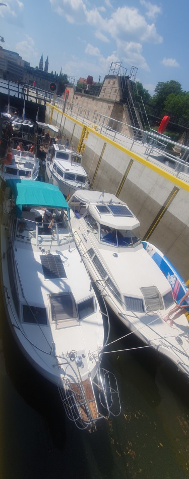 Schleuse_5-Boote_2-Flosse.jpg