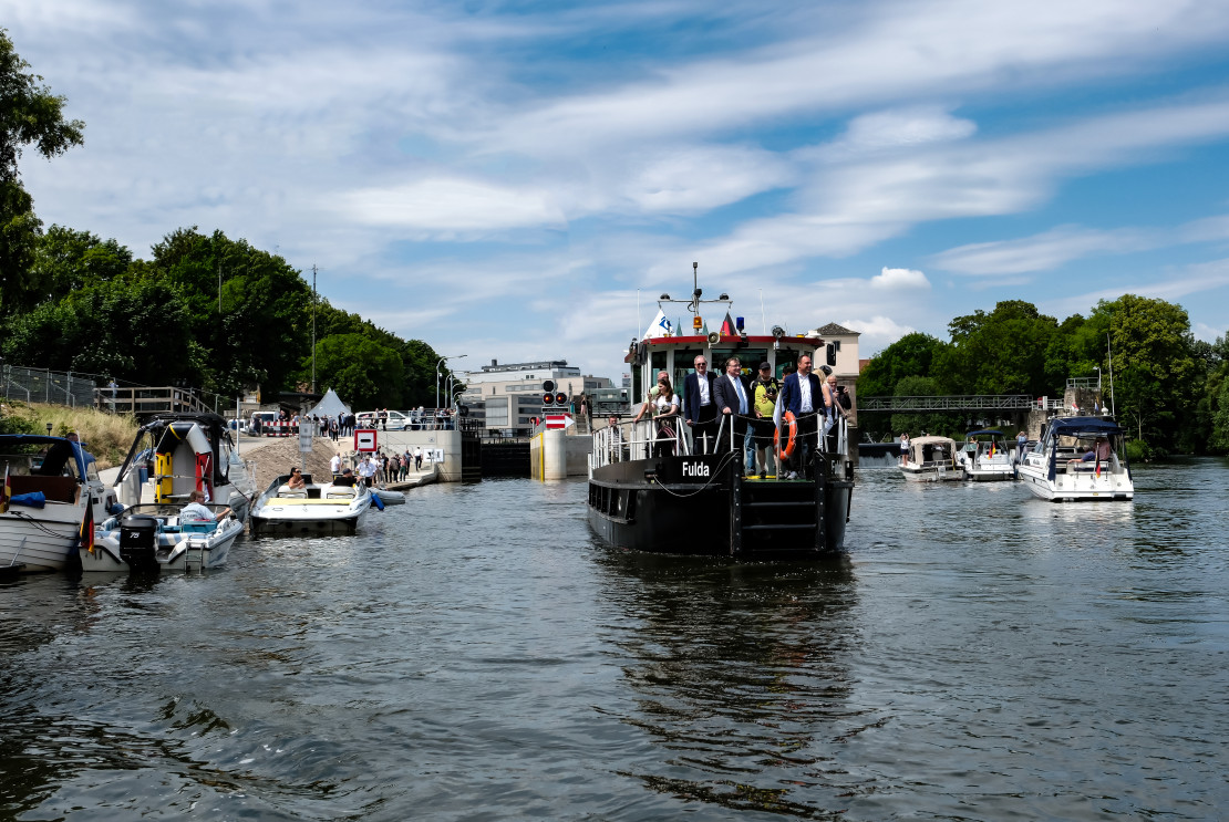 (Öffnet größere Ansicht des Bildes) Mehrere Boote mit Menschen die am Tag der Einweihung am 16.06.2023 durch die Schleuse fahren