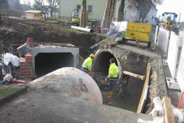 Transport und Einbau eines Rahmendurchlasses in vorhandenen Stahlbetonkanal