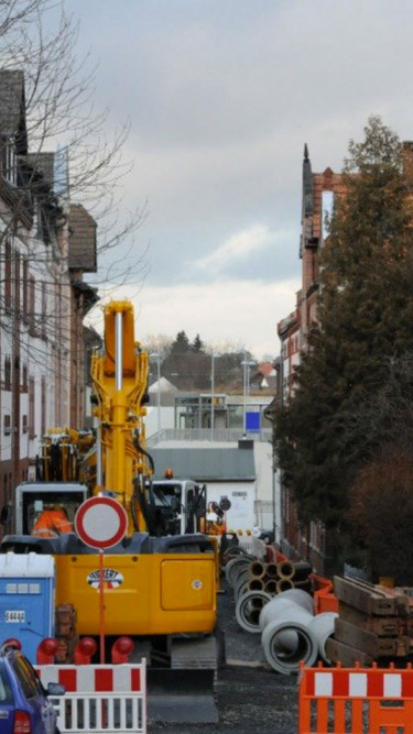 Verlegung von Kanalrohren bei beengten Verhältnissen in offener Bauweise