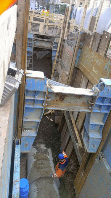 Verlegung von Kanalrohren in großer Tiefe in offener Bauweise