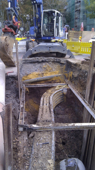 Verlegung von Kanalrohren in großer Tiefe oder bei beengten Verhältnissen in offener Bauweise