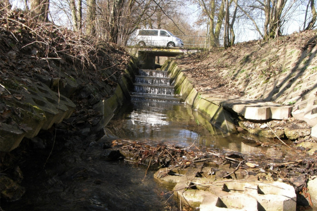 Vorhandener Kaskadenabsturt und Uferbefestigung